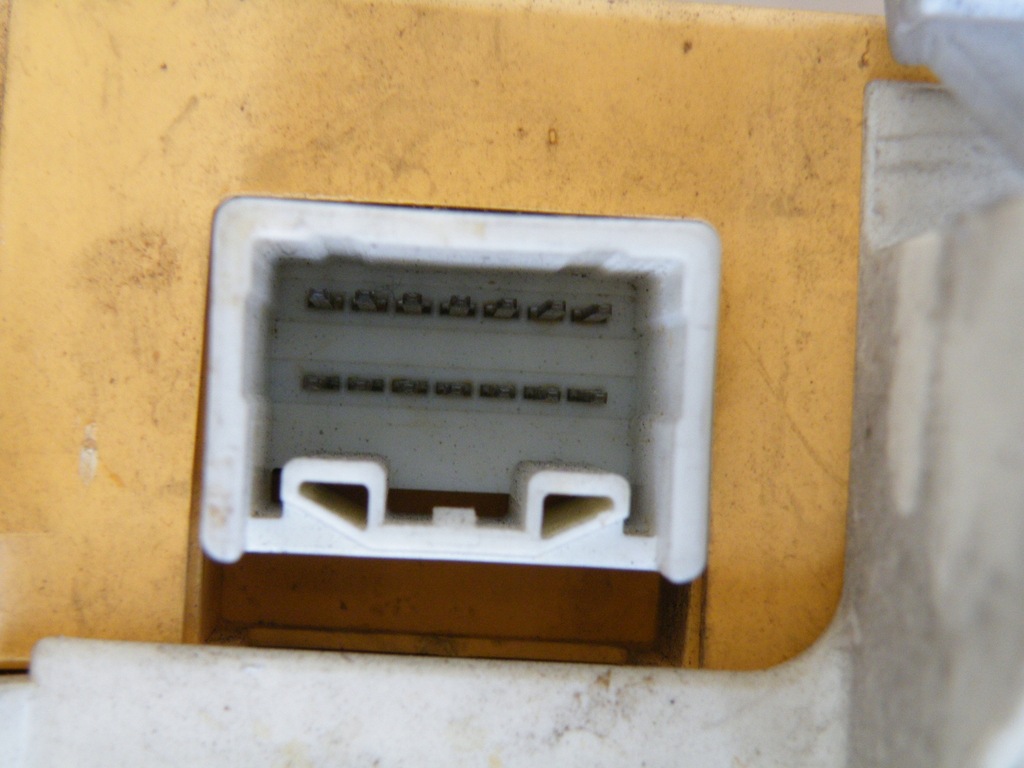 фото №12, Lexus is-200 is200 2.0 коробка предохранителей 89221-53050