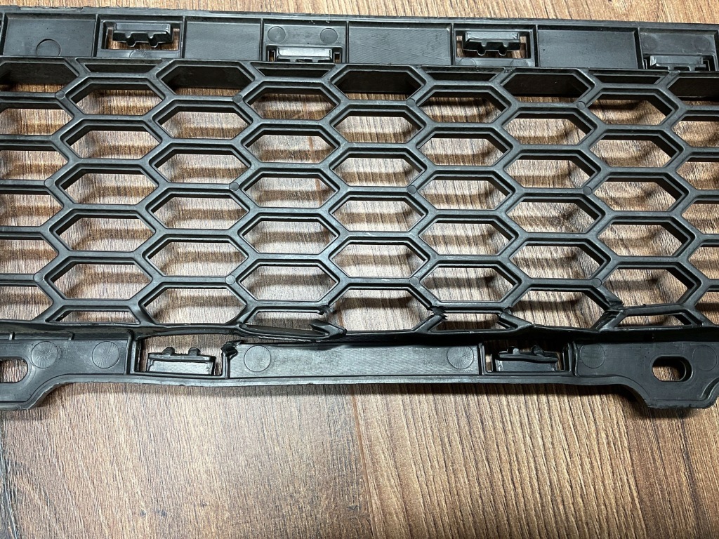 Решітка середня бампера решітка  hyundai tucson 3 2015- 86561-d7000 Зі Шроту