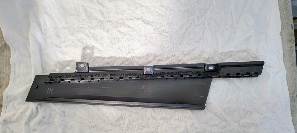 Молдинг дверь левый перед polestar ii в Украине