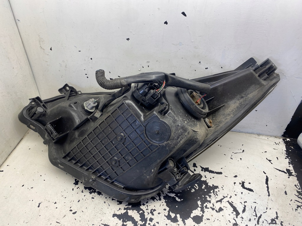 фото №8, Subaru trezia лампа правий перед