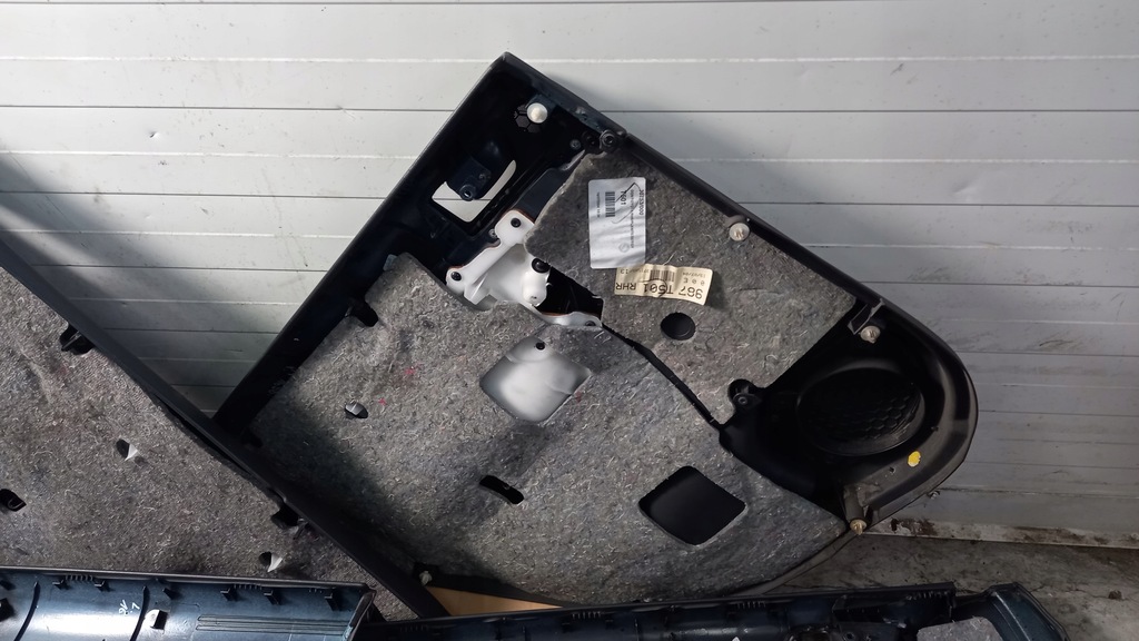 фото №7, Обивка дверь toyota avensis 04r kombi