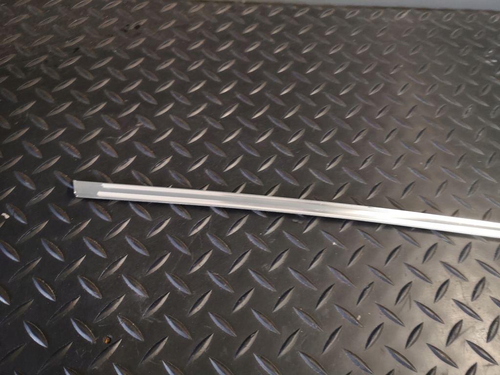 Молдинг хром правый задняя vw touareg 7p6853996 в Украине