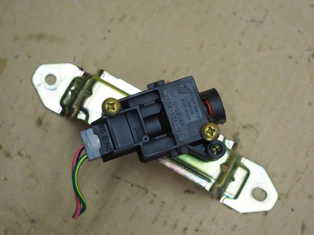 фото №1, Mazda tribute 00-07 выключатель ударный