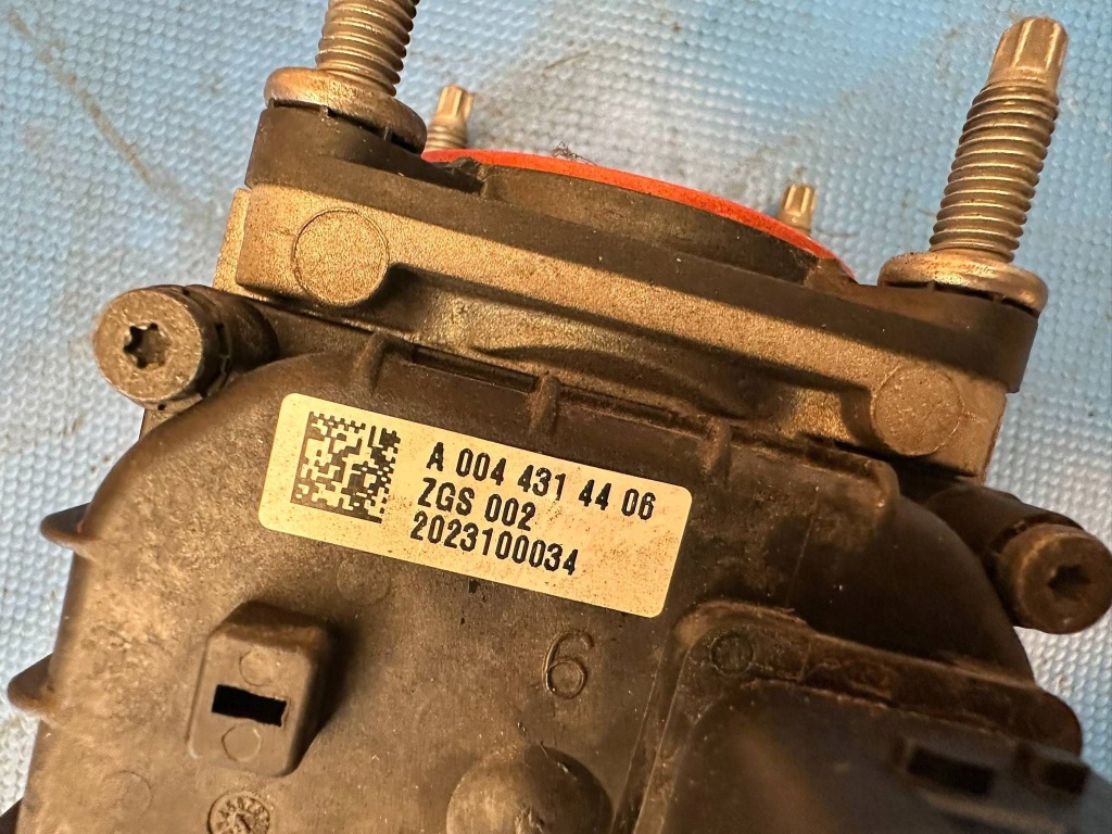 Клапан тормоза mercedes actros atego mp4 a0044314406 клапан тормозной Недорого