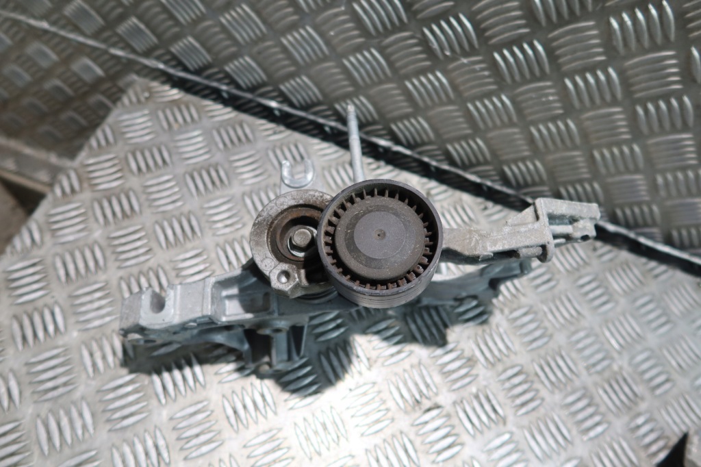 Кронштейн генератора кронштейн renault megane iv talisman clio ролик 117100072r Доставка