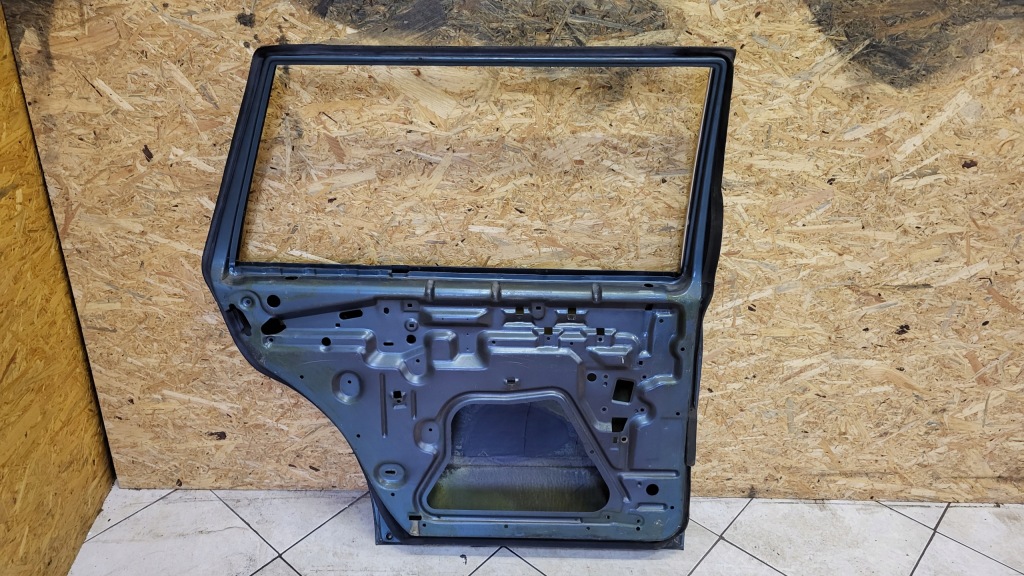 Дверь левое  задняя mercedes w123 универсал без ржавчина Киев