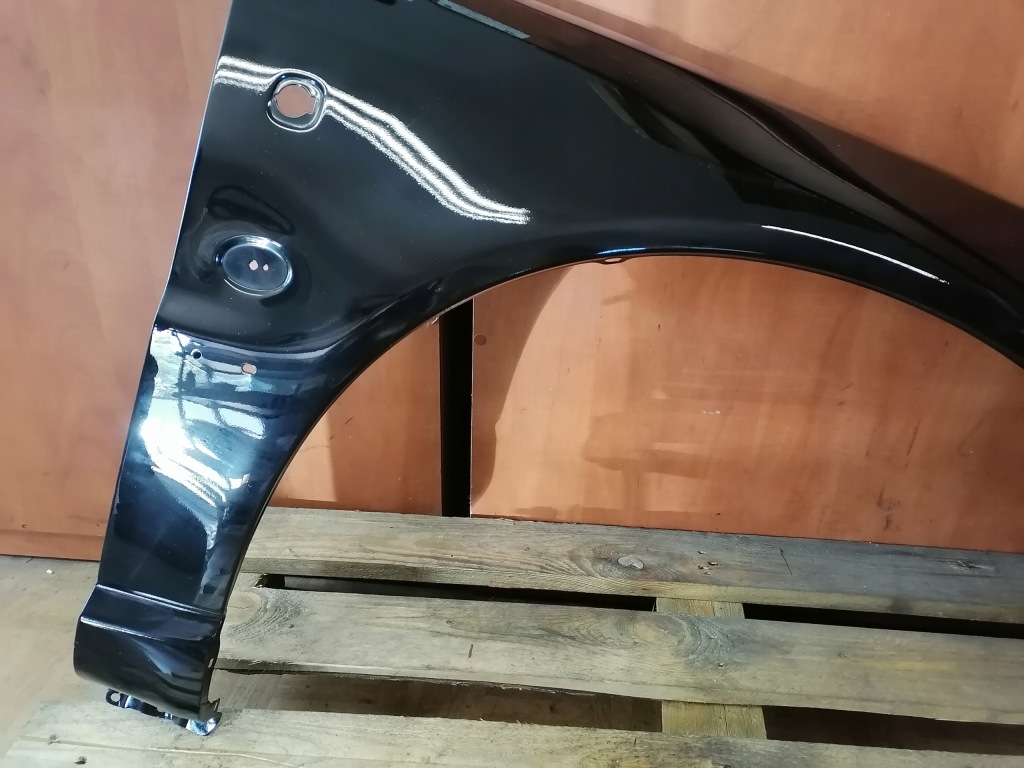 Крыло  правый  перед audi a4 b5 дорестайлинг  ly9b с отверстие на эмблема Недорого