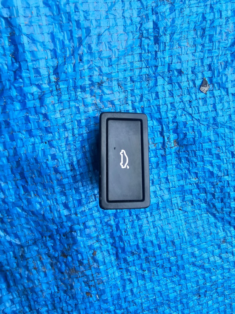 фото №1, Кнопка кришки багажника 3c0959831a passat b6