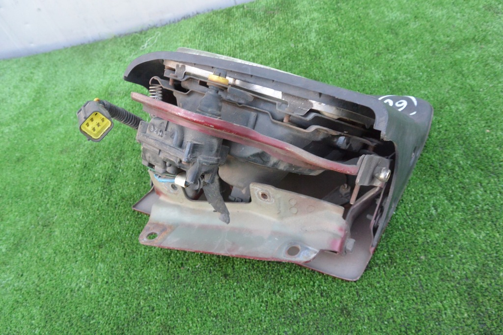 фото №12, Mazda 323f права лампа