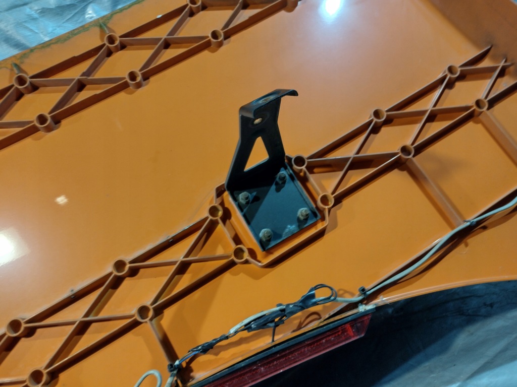 Спойлер вітровик середня верхній scania r 1480482 Зі Шроту