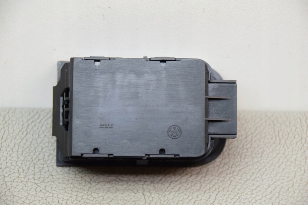 фото №9, Кнопка тормоза ручного vw tiguan 5n_ 5n0927225a 1.4l бензиновый 118kw