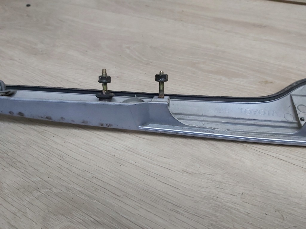 Toyota corolla e12 накладка кришки задні седан в Україні