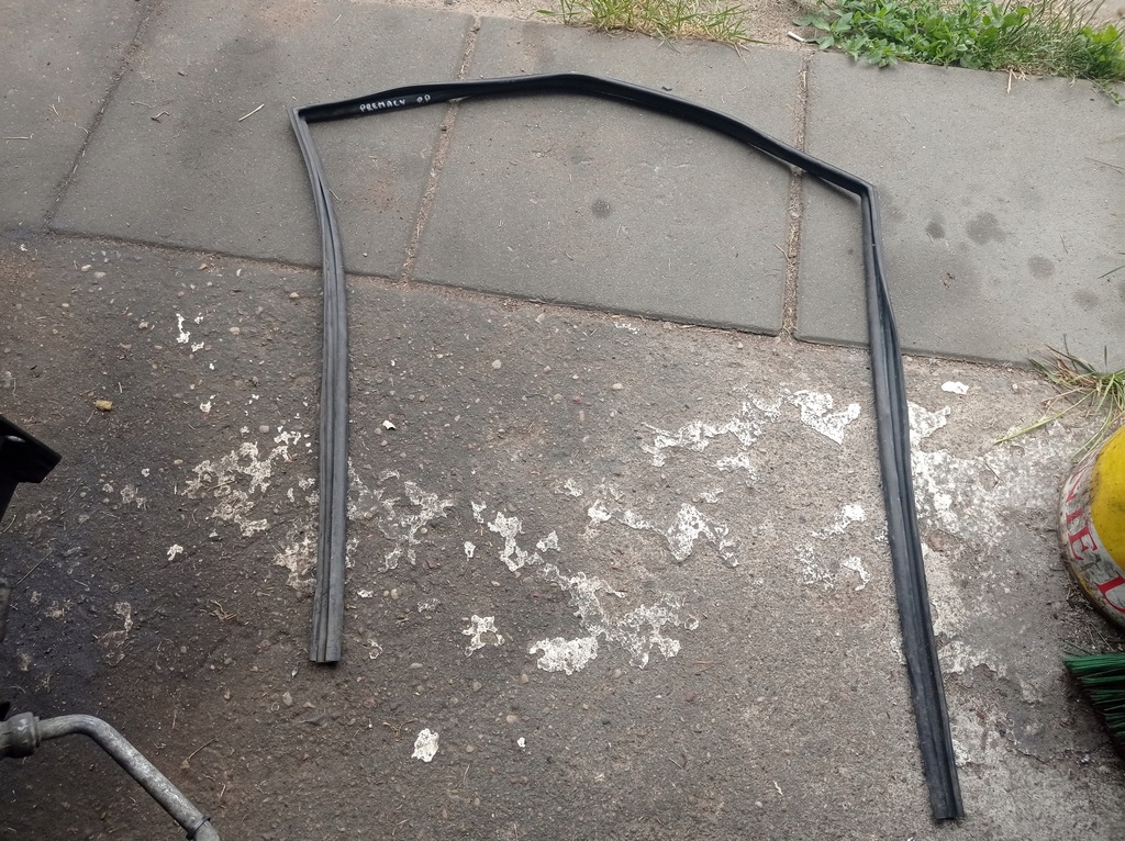 фото №1, Mazda premacy - прокладка стекло правый przodf