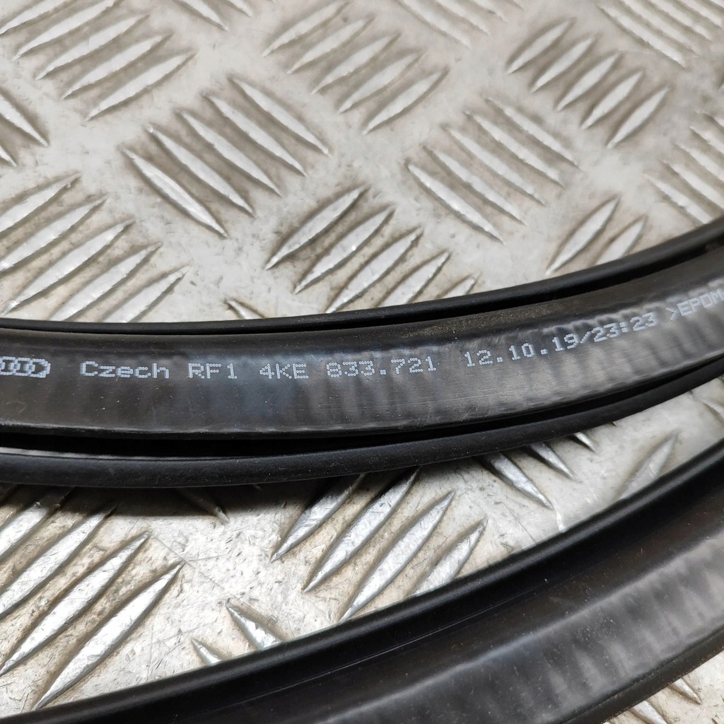 фото №6, Audi e-tron 2020 правая сторона резиновый прокладка дверь задних