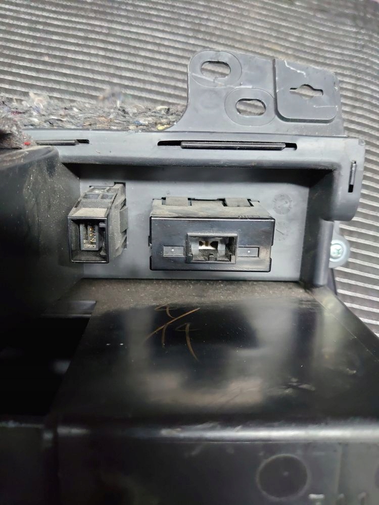 фото №8, Бардачок консолі пасажира mitsubishi pajero 4 iv eu