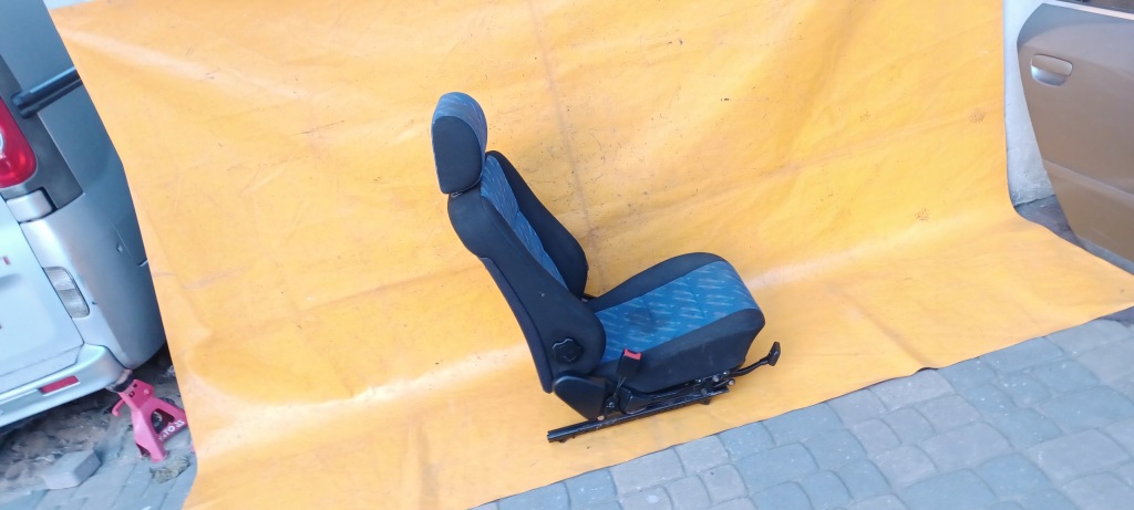 Сиденье левое  перед mercedes w202 95-00r niebiesko чёрный . Оригинал