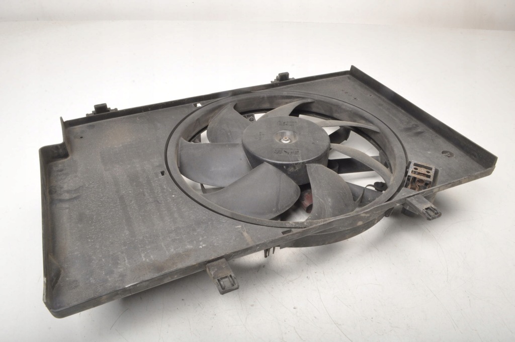 Ford fiesta mk7 1.6 tdci вентилятор радіатора 8v51-8c607-cg Зі Шроту