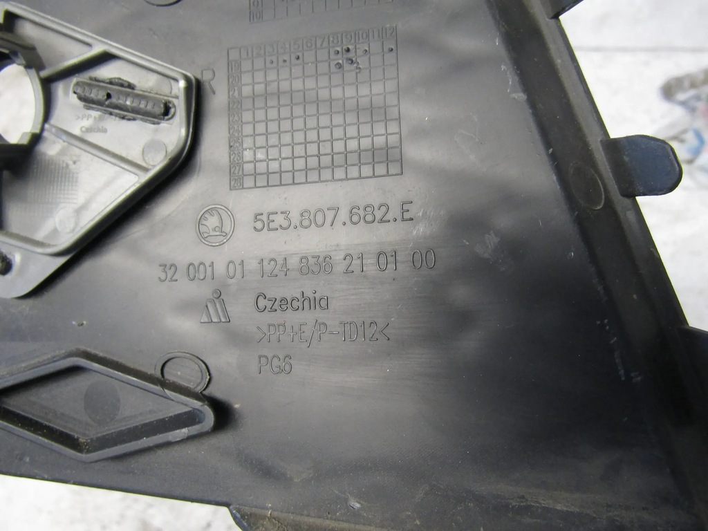 фото №10, Skoda octavia iv rs решётка бампера правая перед