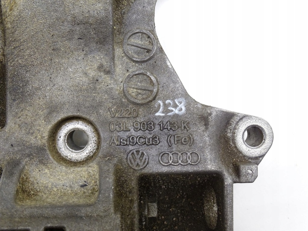 Кронштейн тримач  генератора a3 8p рестайлінг  1.6 tdi cay Зі Шроту