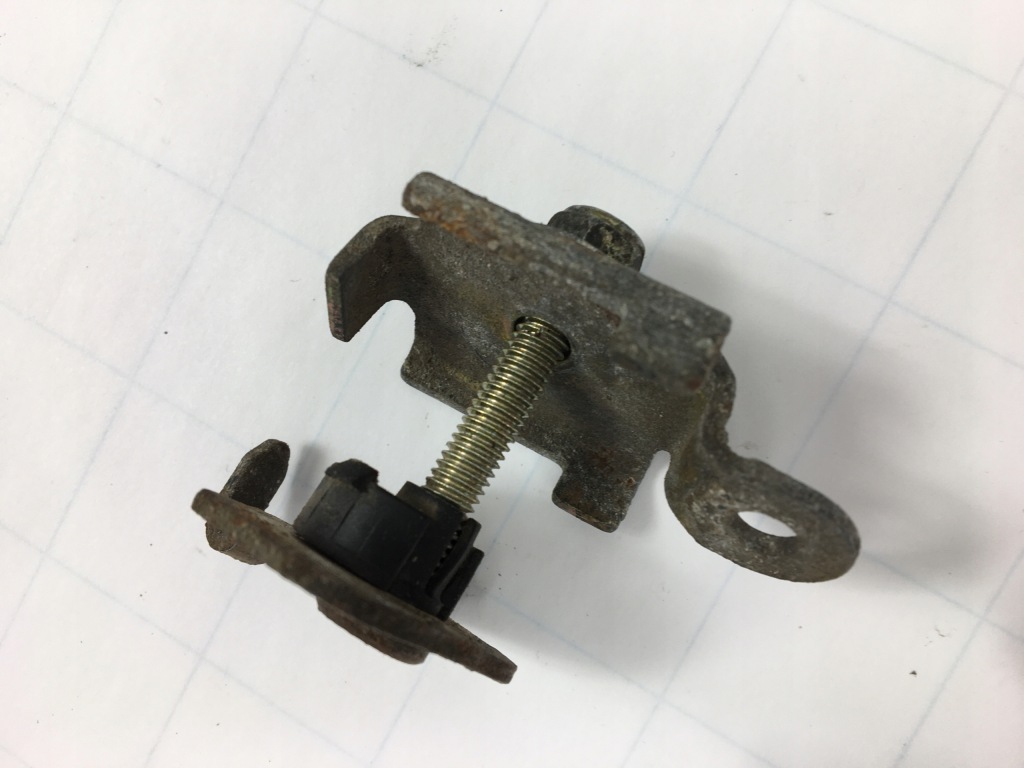 фото №7, Кронштейн датчиков przy wahaczu od подголовников 1295401144 w124 cabrio a124