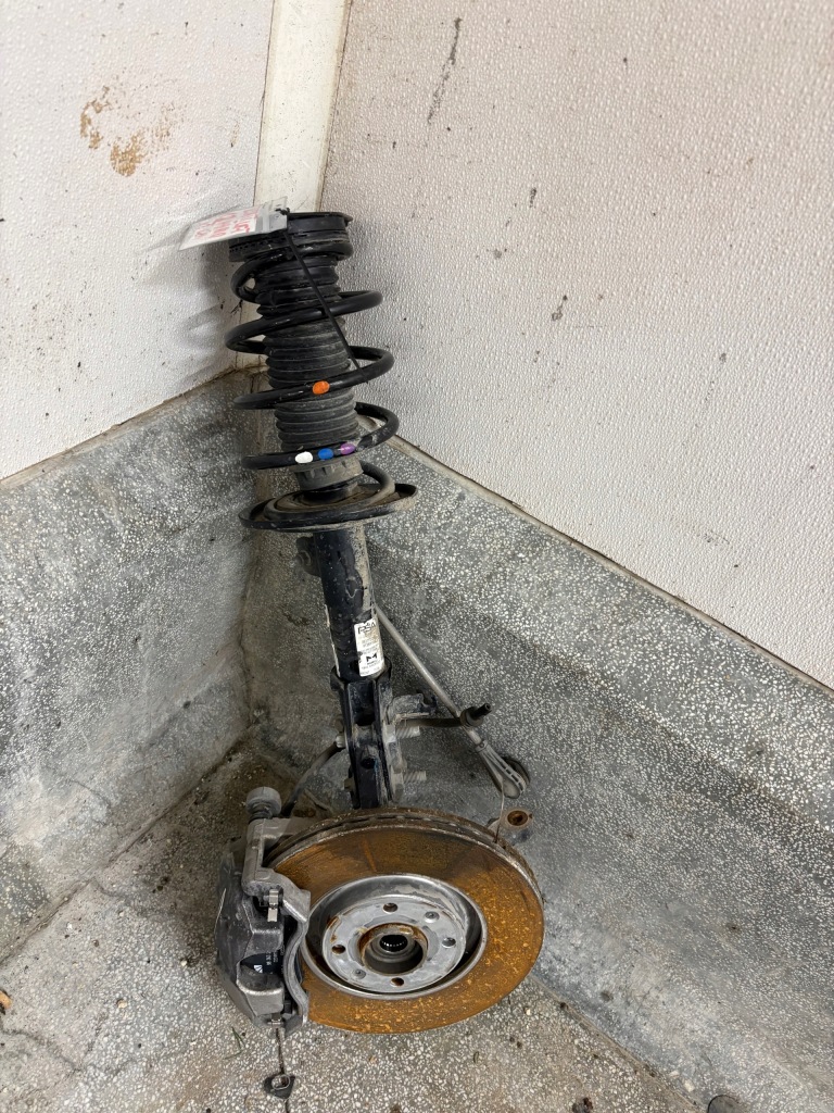 Купити Peugeot 2008 ii lift 1.2 hybrid поворотний кулак супорт амортизатор комплект лівий d2