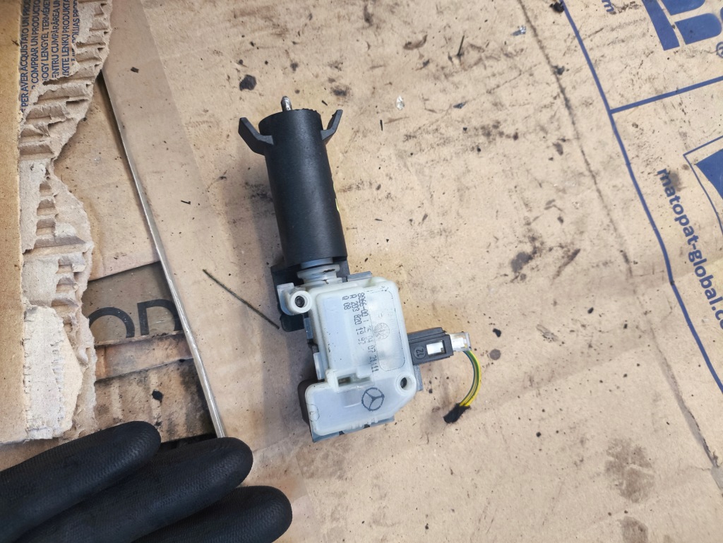 Купити Mercedes w169 привід кришка заливної пального a1698201414 ?