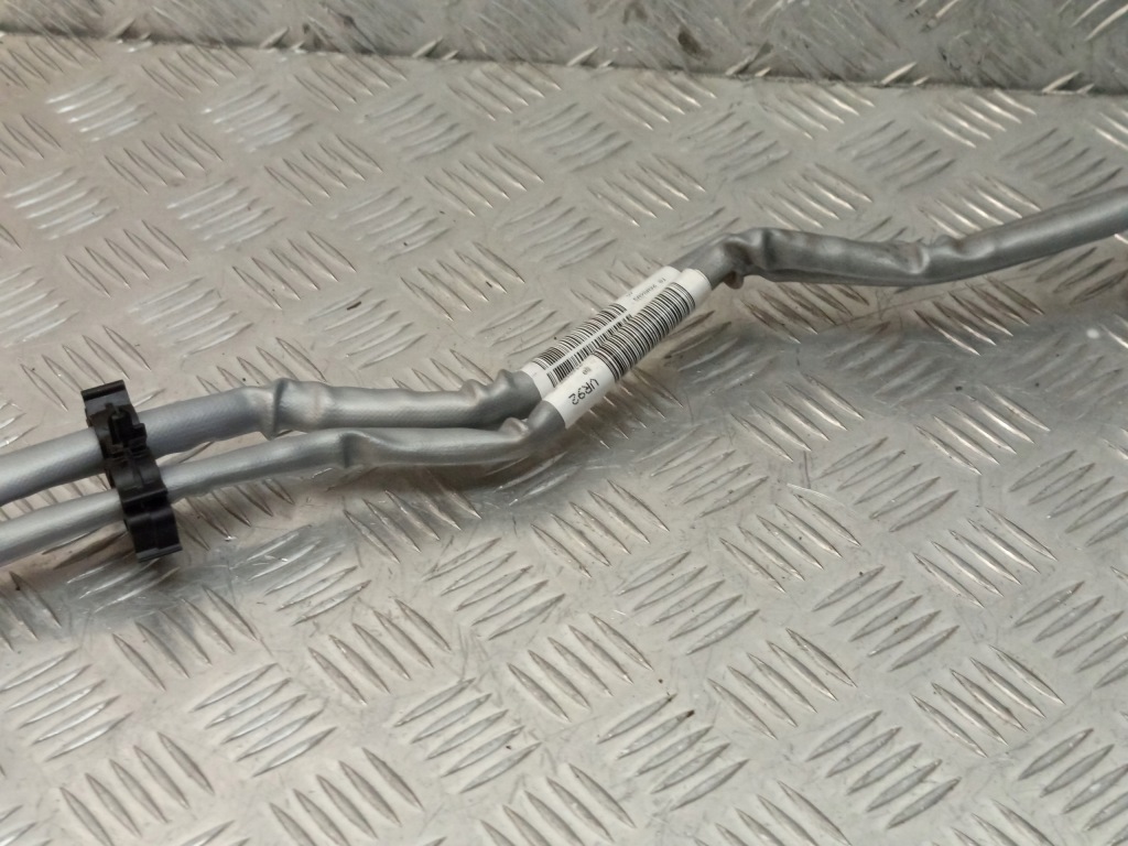 Bmw u06 x1 u11 шланг труба пабтрубок  подающий топливной  передний 9468689 Киев