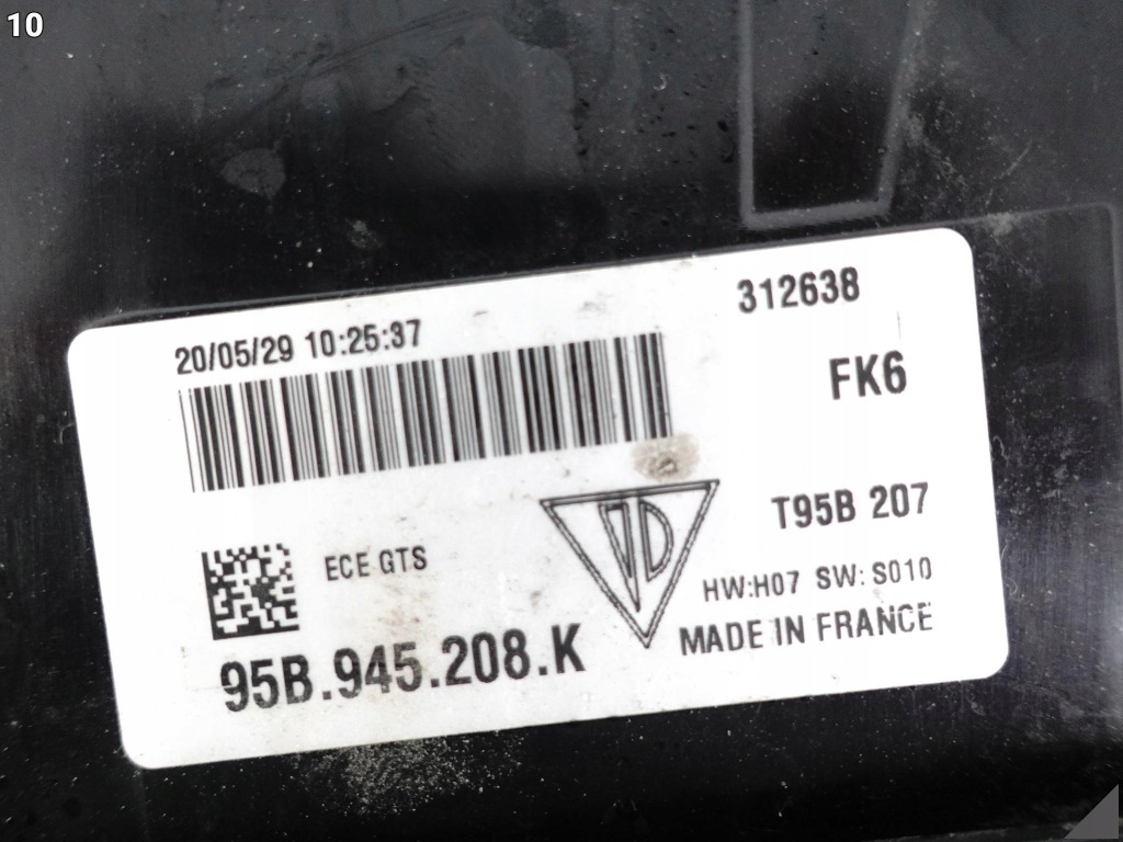 Porsche macan 95b gts рестайлінг  18- фара led накладка середня w багажник тонована Доставка