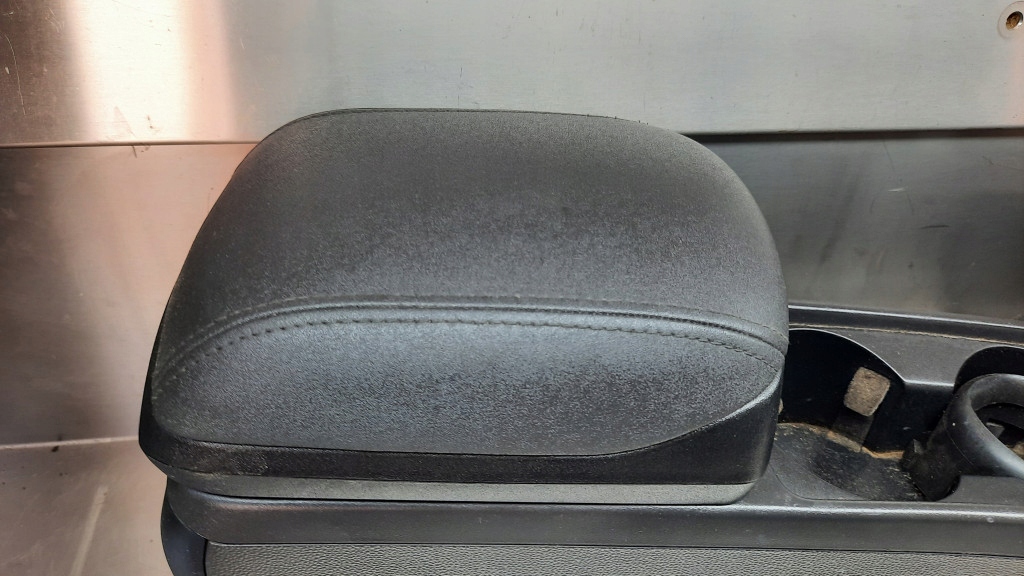 фото №6, Подлокотник туннель средний volvo v50 2.0 hdi 04r