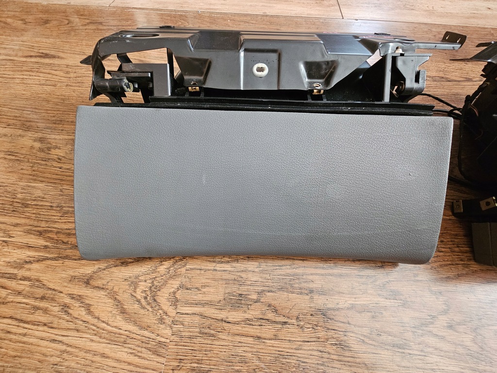 фото №9, Бардачок пасажира bmw 8 e31 840 850