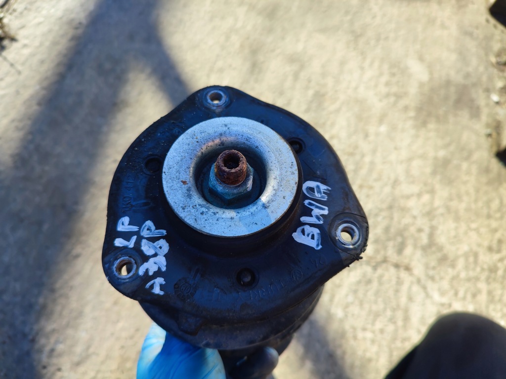 Амортизатор перед левый  или правый  audi a3 8p 2.0 Доставка