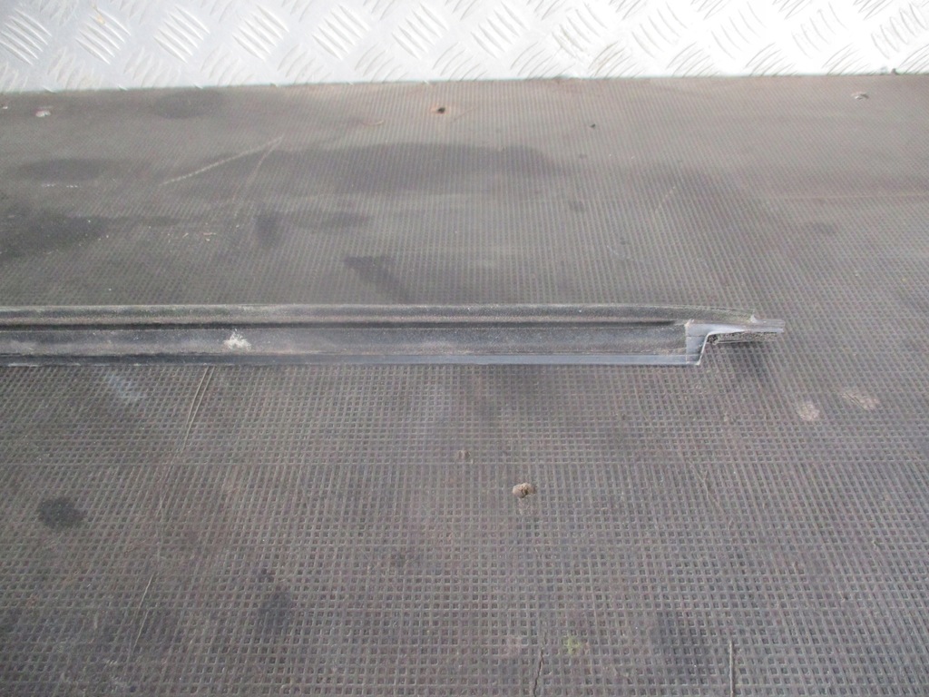 фото №8, Молдинг уплотнитель левый перед toyota sienna ii 3.5 b 03-09 r.