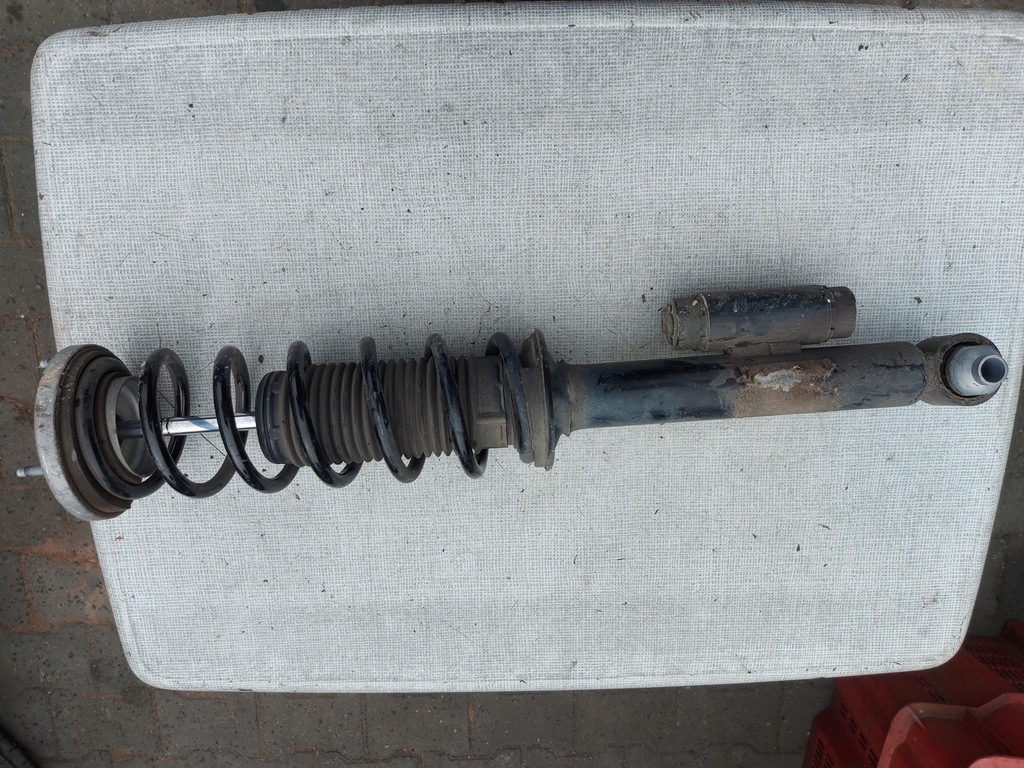 фото №1, Bmw 5 g30 амортизатор левый задняя 6886887