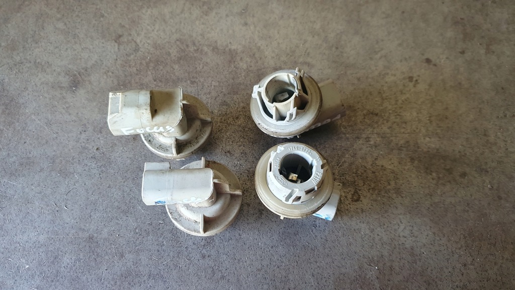 фото №1, Ford focus mk1 - цоколь лампочка лампы задняя