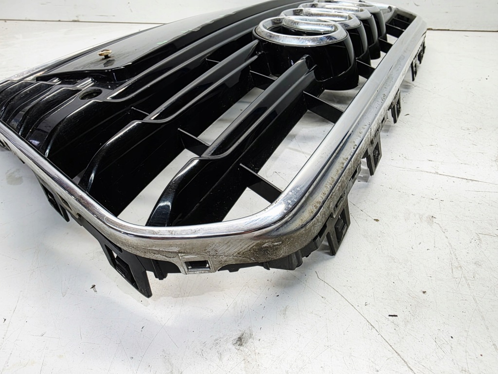 Решітка радіатора решітка  радіатора audi a5 8t рестайлінг  чорний 8t0853651g Зі Шроту