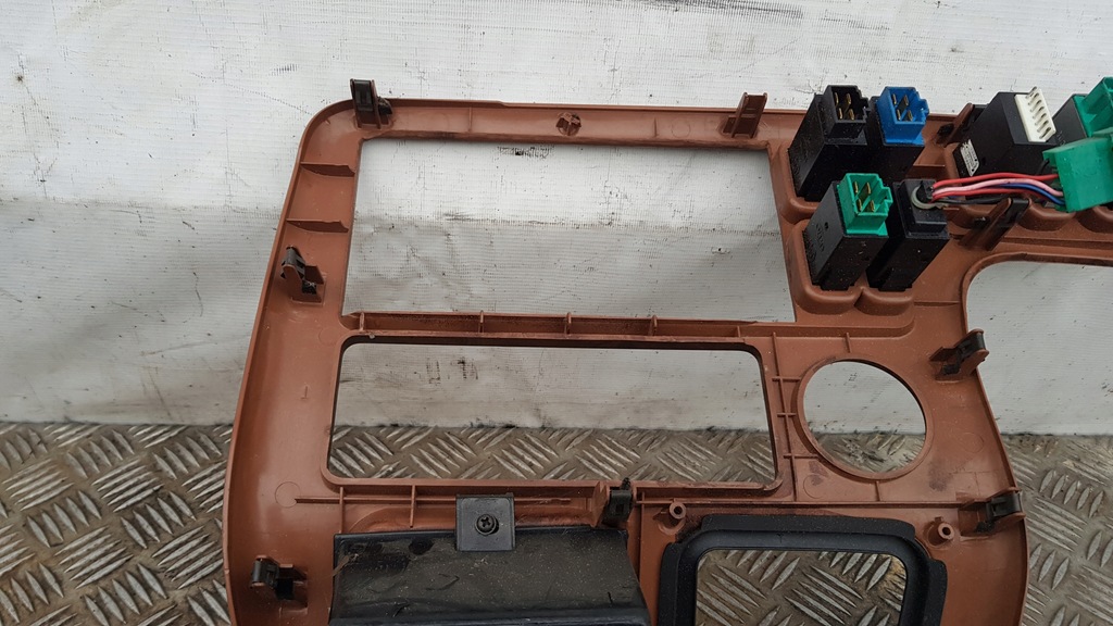 фото №8, Kia carnival 99- рамка панель корпус пепельница