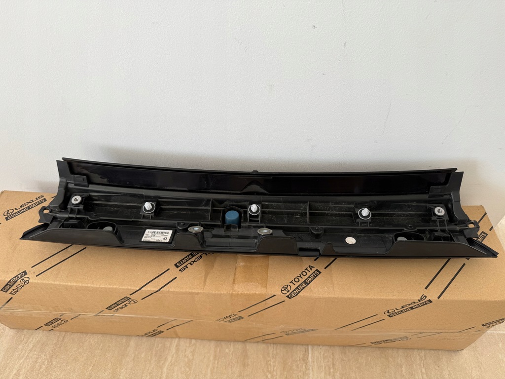 фото №8, Молдинг крышки багажника toyota yaris cross 76801-0d760