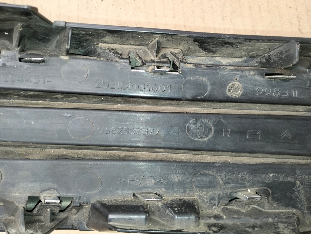 фото №6, Решётка правая бампера перед citroen c3 picasso 2008-2012 9682332377