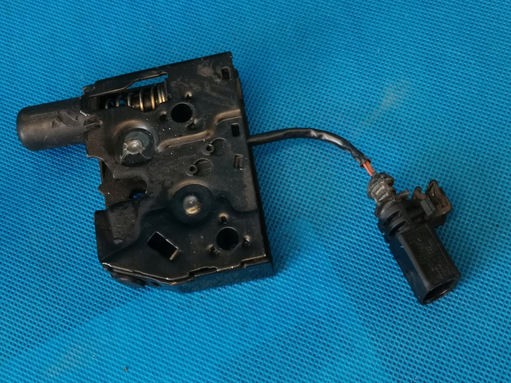 фото №13, Замок капот з перемикачем оригінальний номер audi a3 a3c rs3