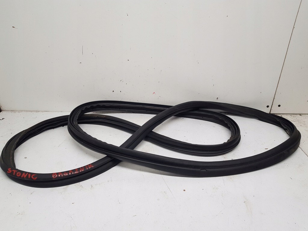 фото №1, Kia stonic прокладка задній кришки багажника 2019r