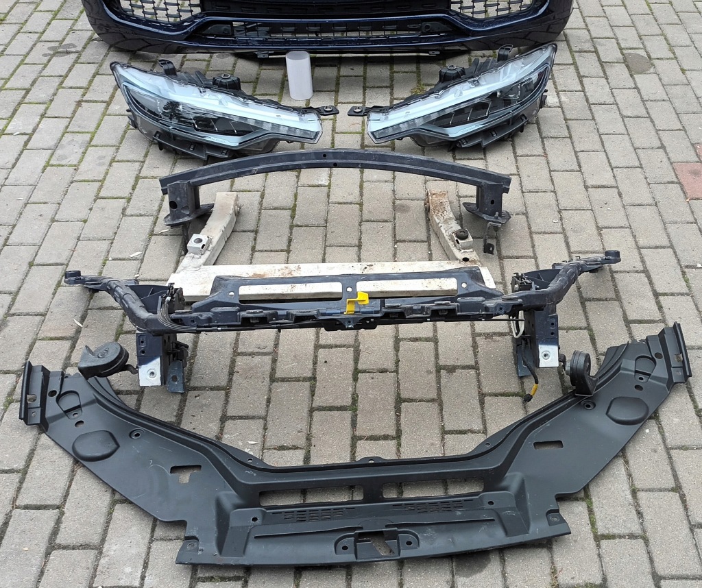 Maserati levante комплектний  перед капот бампер лампа крила радіатор Доставка