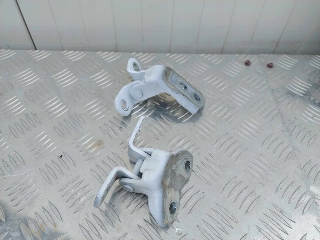 фото №3, Toyota yaris iv петли дверь правый перед