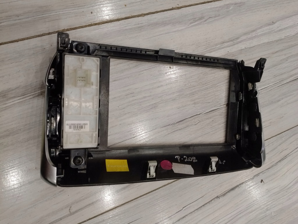 фото №3, Рамка радио навигации peugeot 208 9673861377