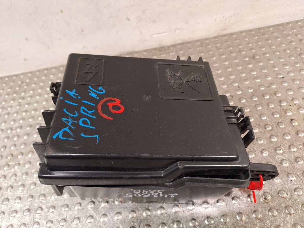 фото №1, Корпус коробка предохранителей 243805284r dacia spring