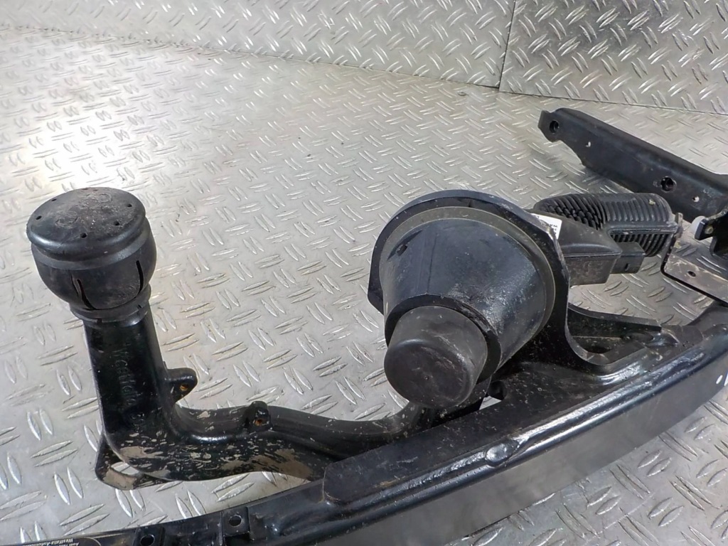 Audi a4 b9 15-20 фаркоп  буксирувальний комплект Зі Шроту