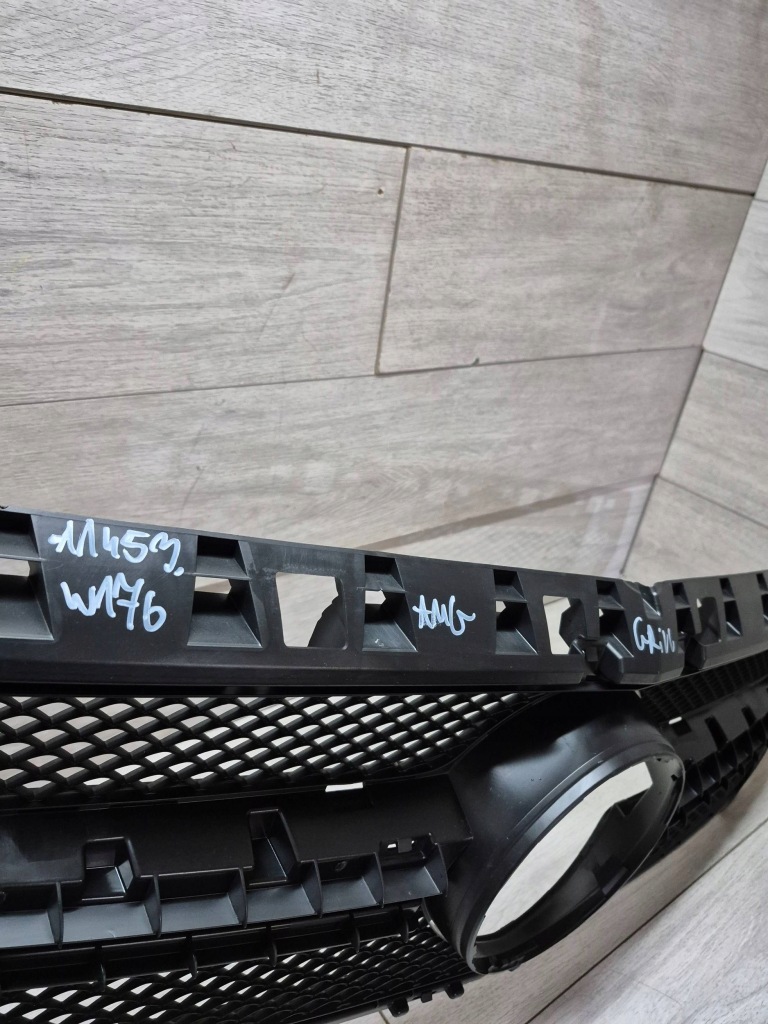 11453. mercedes w176 amg решітка радіатора рамка a1768880860 Недорого