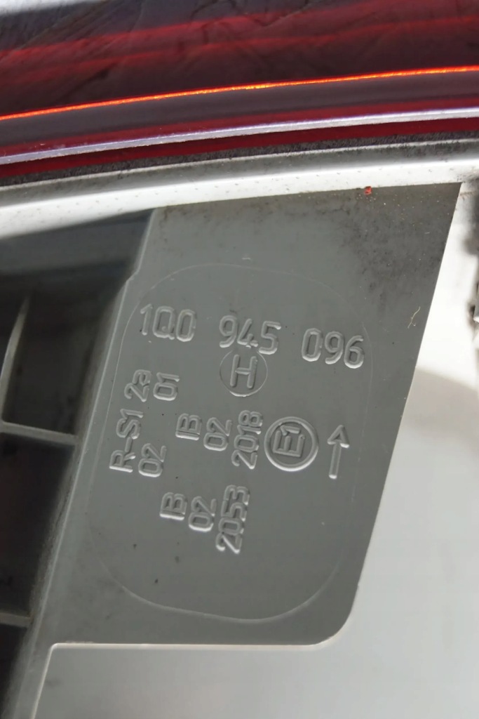 Купити Лампа правий задній vw eos 1q0945096 s951