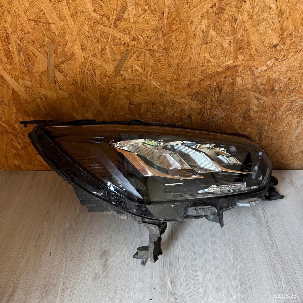 фото №1, Лампа передняя правая peugeot 2008 ii led 9833036180