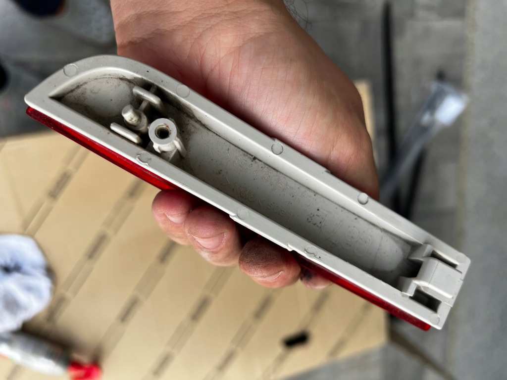 фото №3, Toyota avensis t270 отражатель лампы задний r1152