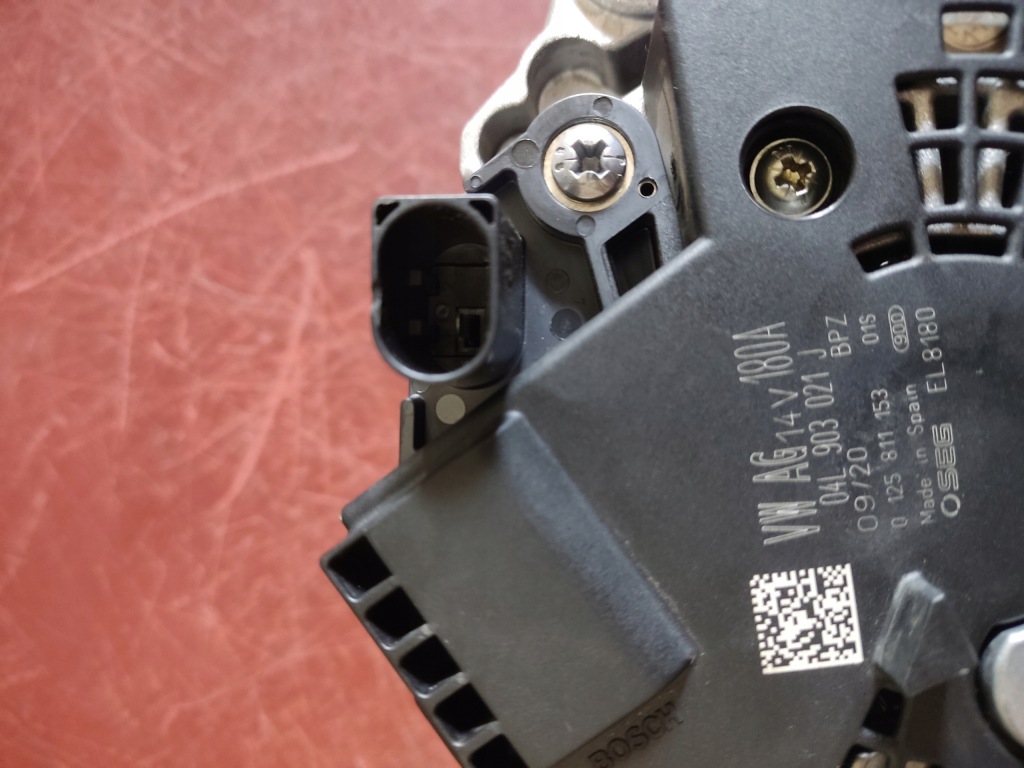 Генератор vw audi skoda 04l903021j новый Недорого